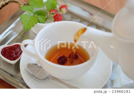 夏のアレンジティー（ナワシロイチゴのジャムと実で） 23966281