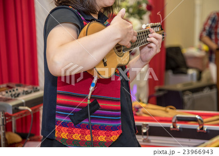 南米ペルー音楽の楽器 チャランゴを奏でるペルー人の写真素材