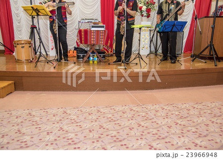 南米ペルー音楽の楽器　ペルー音楽を奏でるペルー人のグループ 23966948