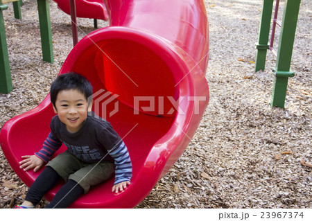 滑り台で遊ぶ男の子 滑り台で遊ぶ男の子 23967374