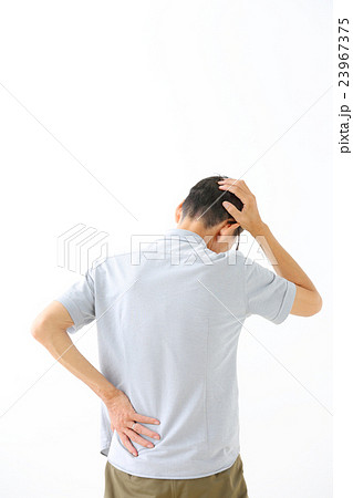 頭を抱える男性　頭痛 23967375