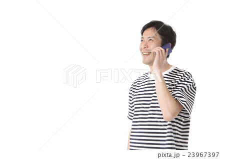 スマホで通話中の男性 23967397