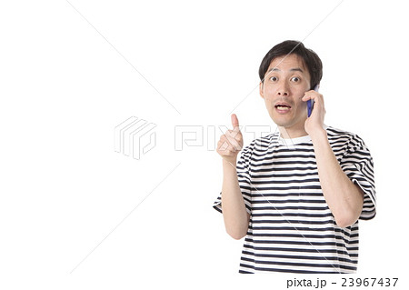 スマホで通話中の男性 スマホで通話中の男性 23967437