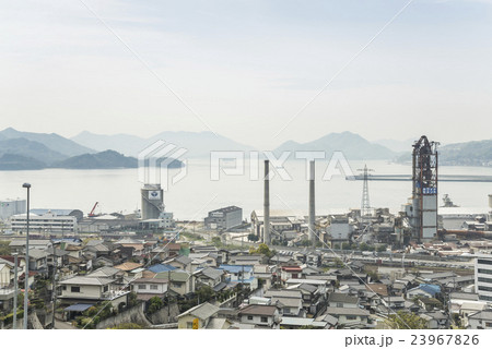 糸崎の町並み越しに瀬戸内の島並みを望む 23967826