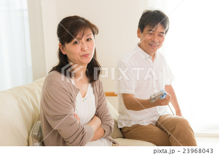中年の夫婦 23968043
