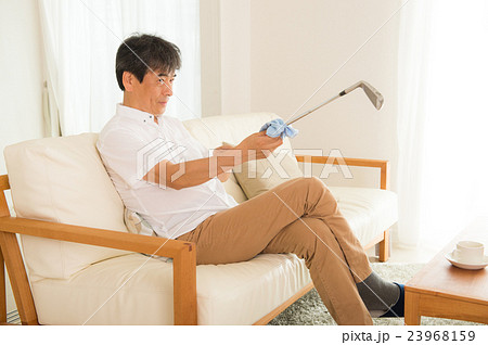 ゴルフクラブを磨く男性 23968159