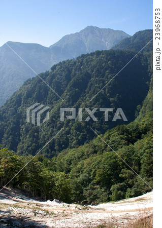 日向山から甲斐駒ケ岳（縦位置）　山梨県北杜市 23968753