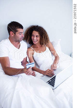 Couple shopping online 23971502