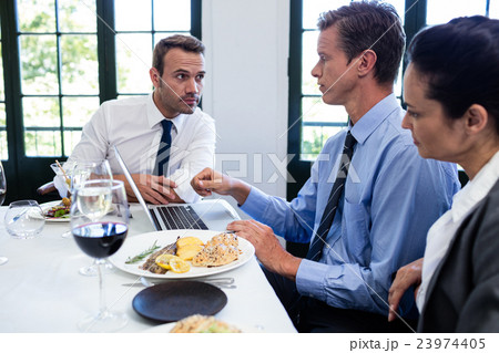 Businessmen discussing during a business lunch meeting 23974405