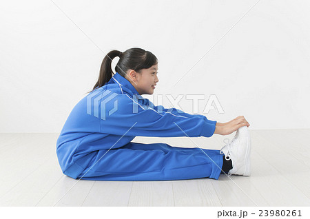 ストレッチをする中学生 ストレッチをする中学生 23980261