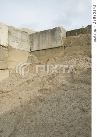 セメント材料・砂利置場にて 23980343