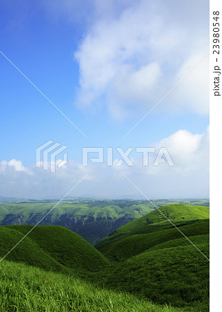 阿蘇カルデラをつくった巨大噴火の火砕流台地が緑に覆われ様々な形と影が美しい 23980548