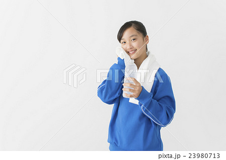 汗を拭く体操着の中学生 23980713