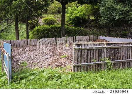 落ち葉堆肥作り 23980943