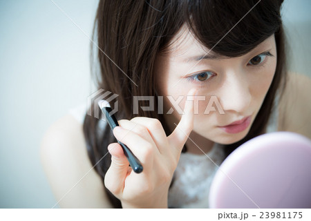 ビューティー メイク 女性 ビューティー メイク 女性 23981175