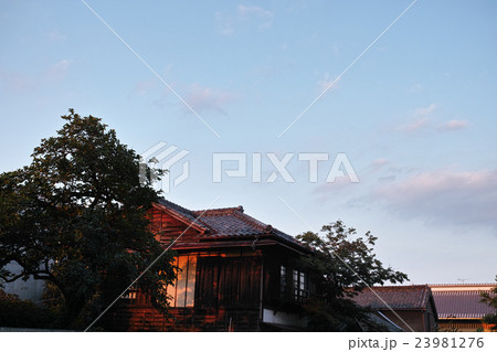 日本の夏の夕暮れ 夕陽に染まる日本家屋 の写真素材