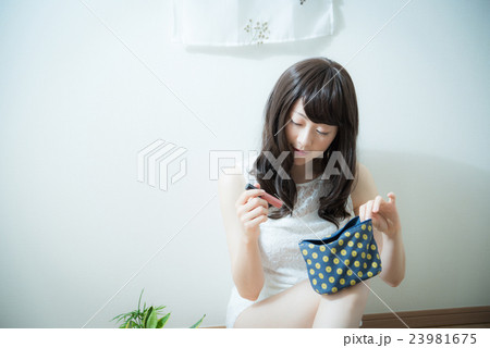 ビューティー　メイク　女性 23981675