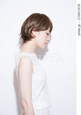 ショートヘア　女性 23981938