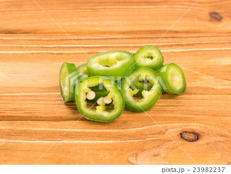 Slices green pepper Slices green pepper 23982237