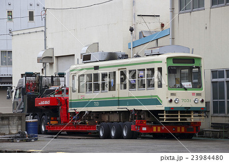 再更新のため陸送待機の都電7000形 23984480