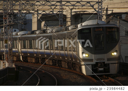阪和線直通の225系電車 23984482
