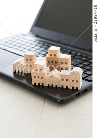 黒いノートパソコンと住宅 黒いノートパソコンと住宅 23984710