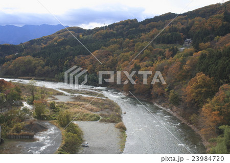 秋の秩父ハープ橋からの眺め 23984720