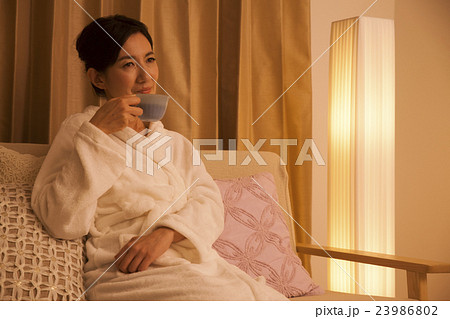 就寝前にハーブティを飲むミドル女性 23986802