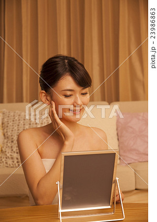 スキンケアをする20代女性 23986863