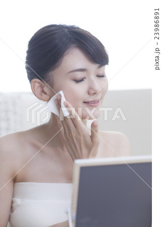 スキンケアをする20代女性 スキンケアをする20代女性 23986891