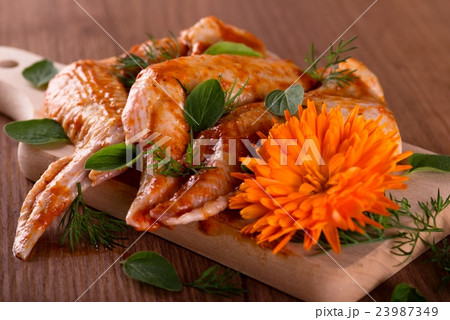 Three marinated chicken wings with marigold  23987349