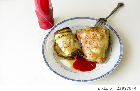 Eggplant with carrots and golden chicken thigh  23987944