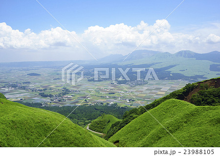 緑のカルデラと阿蘇の田園風景と夏の象徴入道雲快晴の阿蘇五岳を望む 緑のカルデラと阿蘇の田園風景と夏の象徴入道雲快晴の阿蘇五岳を望む 23988105