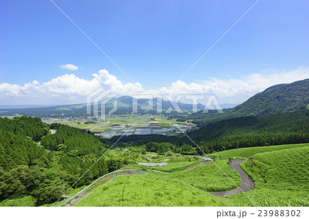 神話と歴史のロマンあふれる峠道巨大噴火阿蘇カルデラの入り口二重峠阿蘇五岳を望む広大な風景色 23988302