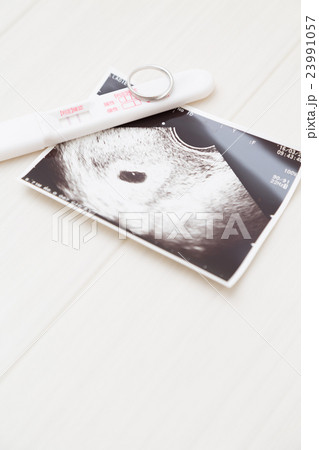 妊娠検査薬　エコー写真 23991057