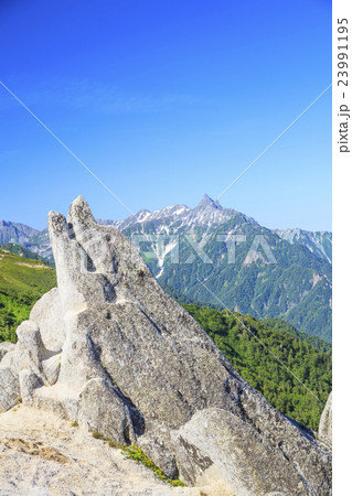 北アルプス燕岳のイルカ岩と槍ヶ岳 長野県大町市 安曇野市 北アルプス燕岳のイルカ岩と槍ヶ岳 長野県大町市 安曇野市 23991195