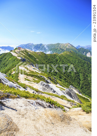 夏の北アルプス燕岳から望む燕山荘方面 長野県大町市 安曇野市 夏の北アルプス燕岳から望む燕山荘方面 長野県大町市 安曇野市 23991504