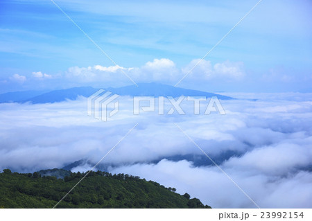夏の会津朝日岳から望む浅草岳と雲海 福島県只見町 夏の会津朝日岳から望む浅草岳と雲海 福島県只見町 23992154