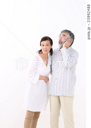 電話する老夫婦 23992488