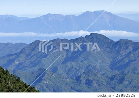 奥秩父より浅間山を望む 23992528
