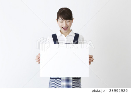 メッセージボードを持つエプロン姿の女性　　　　　　 23992926