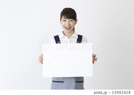 メッセージボードを持つエプロン姿の女性 メッセージボードを持つエプロン姿の女性 23992928