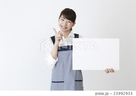 メッセージボードを持つエプロン姿の女性 メッセージボードを持つエプロン姿の女性 23992933