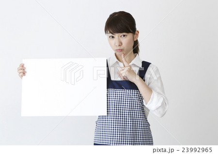 メッセージボードを持つエプロン姿の女性 メッセージボードを持つエプロン姿の女性 23992965