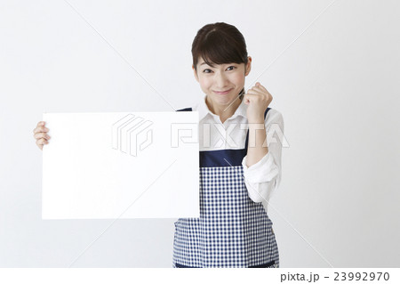 メッセージボードを持つエプロン姿の女性　　　　　　　　　 23992970