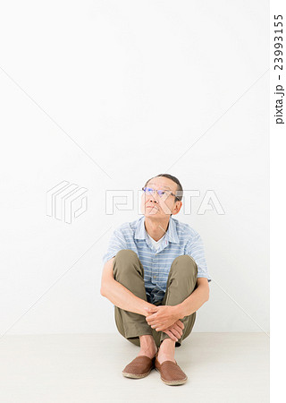 座り込むシニア男性 23993155