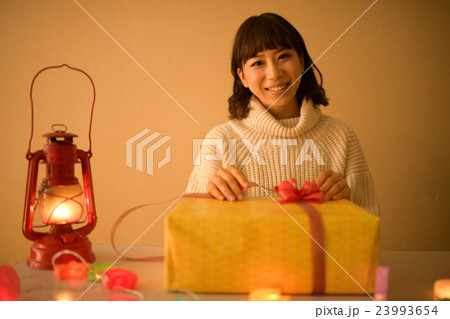クリスマス　プレゼント　イメージ　女性　主婦　プレゼントを梱包するイメージ 23993654