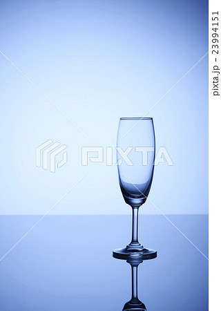 空のシャンパングラス 23994151
