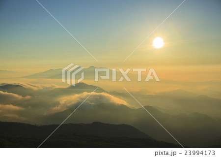 霧降高原から望む高原山と雲海と御来光　栃木県日光市 23994173