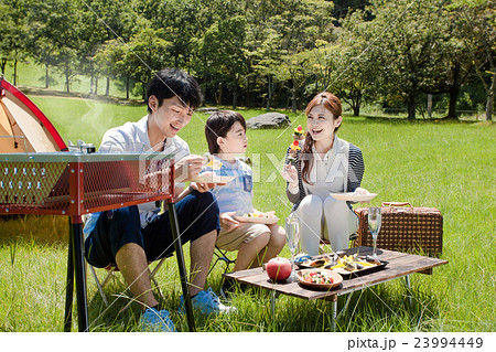 ファミリーキャンプ場の家族 23994449
